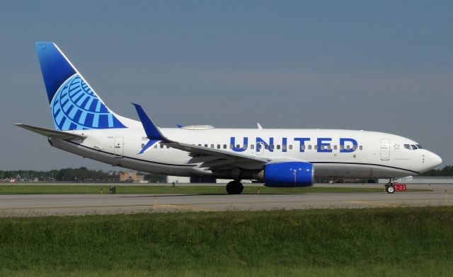 Boeing 737-700 (N24715) - Freshly painted United new livery 737-700!