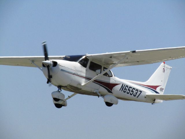 Cessna Skyhawk (N65537) - Taking off RWY 24