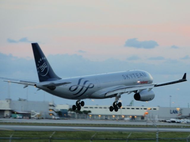 Airbus A330-200 (EC-LNH)