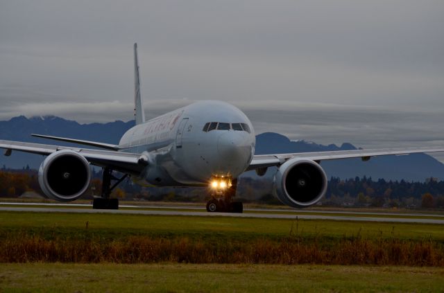 Boeing 777 (N704)