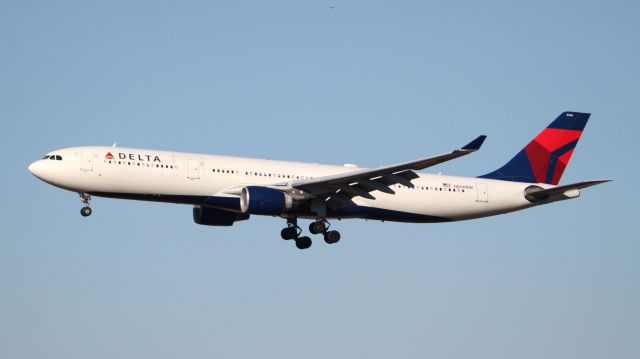 Airbus A330-300 (N806NW) - Arriving from Barcelona is this A330-300 operating as "Delta 195 Heavy", the 578th A330 off the Airbus production lines.