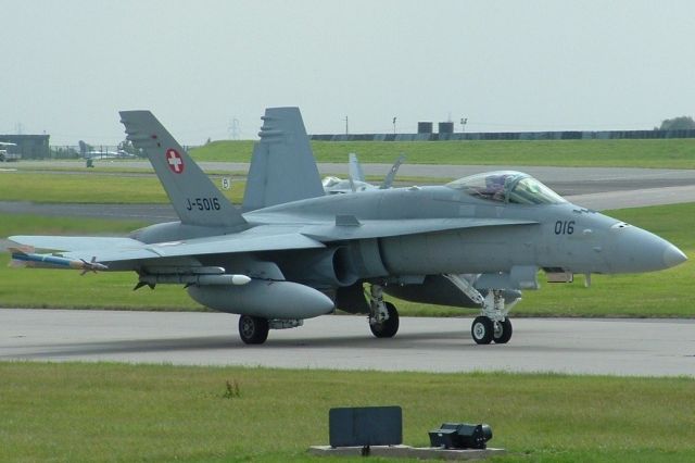 McDonnell Douglas FA-18 Hornet (J5016)