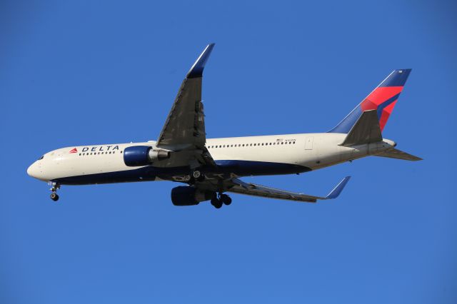 BOEING 767-300 (N181DN)