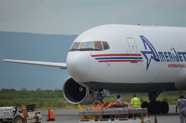 BOEING 767-200 (N741AX)