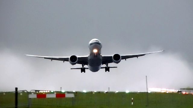BOEING 777-300 —