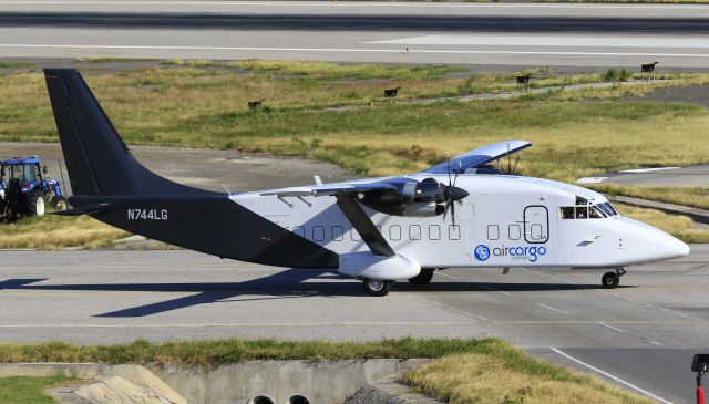 Short SD3-60 (N744LG)