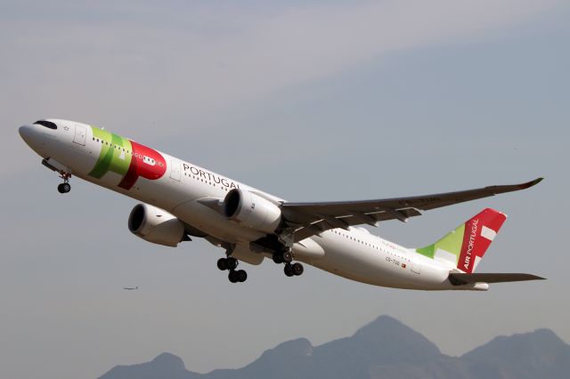 Airbus A330-300 (CS-TUO)