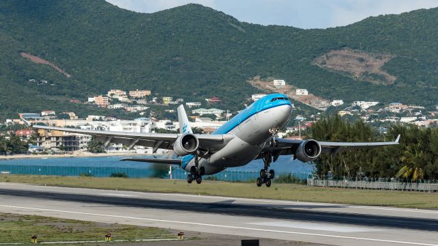 Airbus A330-200 (PH-AOM) - KLM PH-AOM departing TNCM St Maartenfor Amsterdam Holland