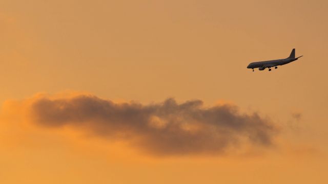 Embraer ERJ-190 (4X-EME)