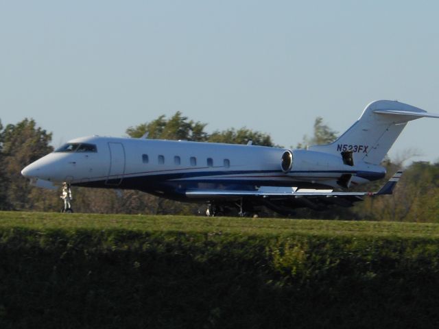 Bombardier Challenger 300 (N523FX)