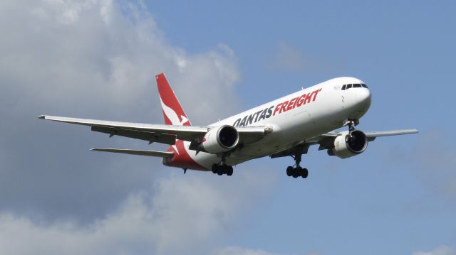 BOEING 767-300 (VH-EFR) - Arriving in daylight because of increased demand post-COVID.