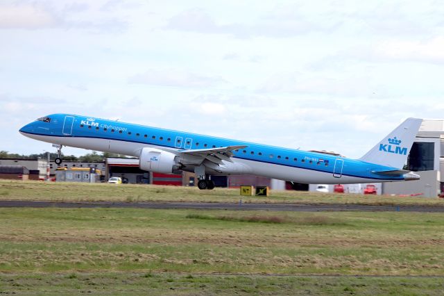 EMBRAER ERJ-190-400 (PH-NXI) - PH-NXI E295-2 KLM departing EGNM 9.7.22