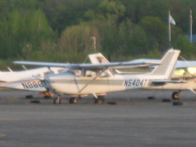 Cessna Skyhawk (N5404T) - This is an OLD Cessna 172. And its tires are flat!!!