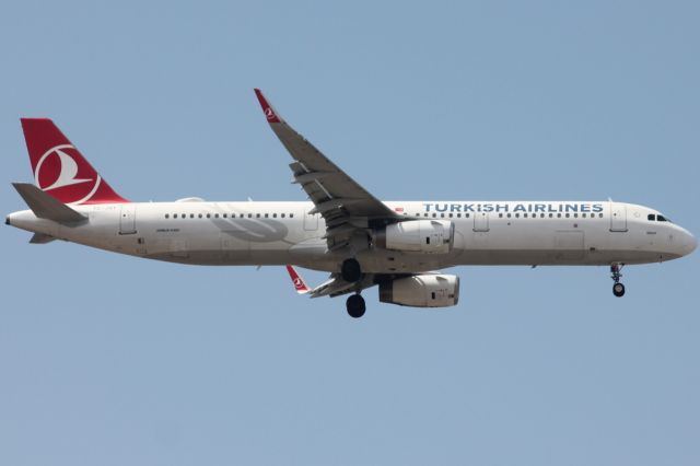 Airbus A321 (TC-JST)