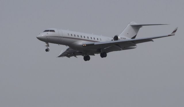 Bombardier Global 5000 (N115QS) - On final is this 2015 Bombardier Global 5000 BD-700-1A11 in the Winter of 2019.