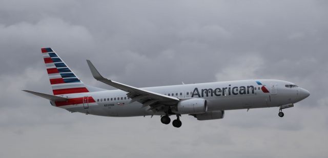 Boeing 737-800 (N938NN) - Landing at MIA on the 29th of May at 7:09 PM.