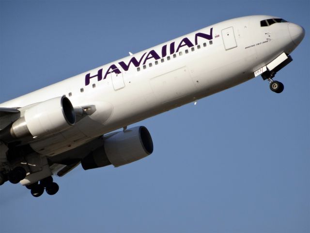 BOEING 767-300 (N583HA) - N583HA Hawaiian Airlines Boeing 767-300 - cn 25531 / ln 423br /First Flight * Mar 1992br /Age 23.1 Yearsbr /29-Apr-2015 B763/L San Jose Intl (KSJC) Kahului (PHOG / OGG) 07:31 PDT 09:35 HST