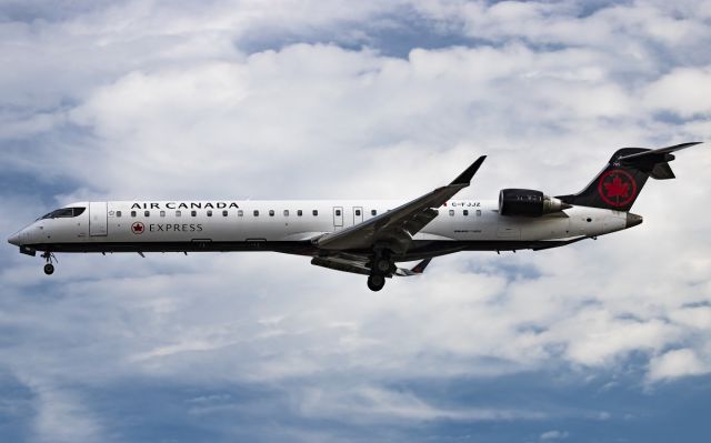 Canadair Regional Jet CRJ-900 (C-FJJZ)