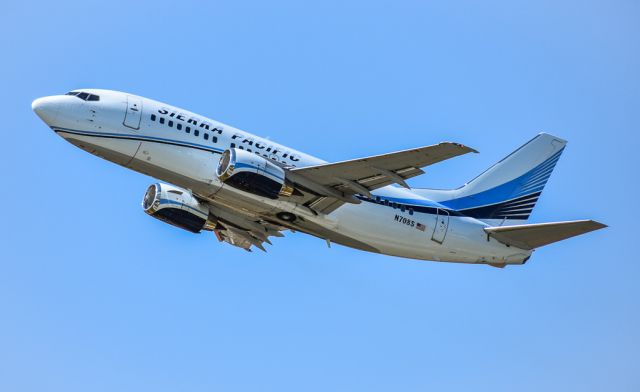 Boeing 737-500 (N708S) - Sierra Pacific 737-500 taking off at out of Mcghee Tyson airport on the 27th of April, taking troops to training at March ARB(RIV).