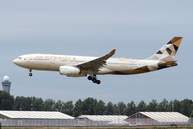 Airbus A330-200 (A6-EYH)