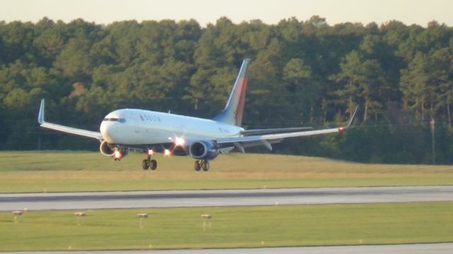 Boeing 737-800 (N818DA) - Delta 1097 from Las Angles landing runway 23R at 6:00P.M.