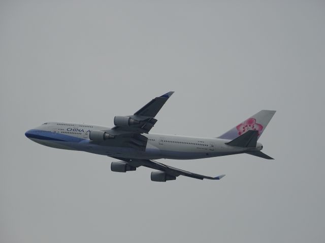 Boeing 747-400 (B-18210)