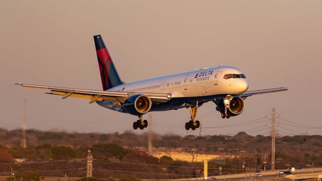 Boeing 757-200 (N666DN)