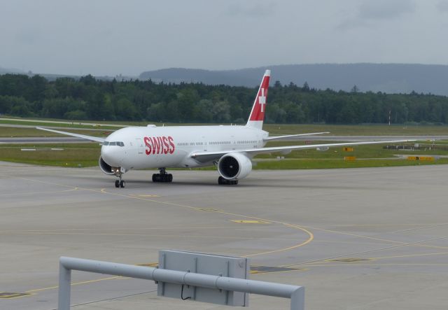 BOEING 777-300 (HB-JND) - Date 12/06/16 C/n 44585