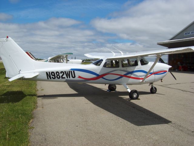 Cessna Skyhawk (N982WU) - 1998 Cessna