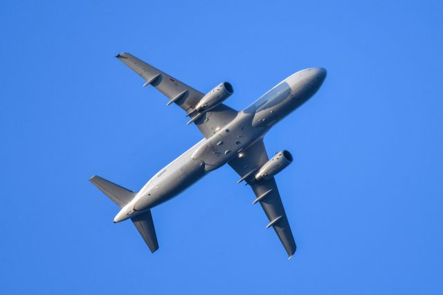 Airbus A320 (N458UA) - UNITED AIRLINES Airbus A320 over South Elgin Illinois, joining  landing pattern to KORD in August, 2018. br /Zoom lens used by L.S.