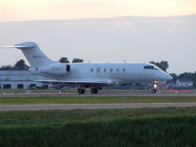 Bombardier Challenger 300 (N541XJ)