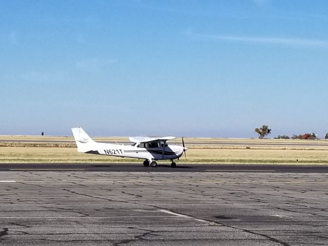 Cessna Skyhawk (N621T) - Taxing for circuits 