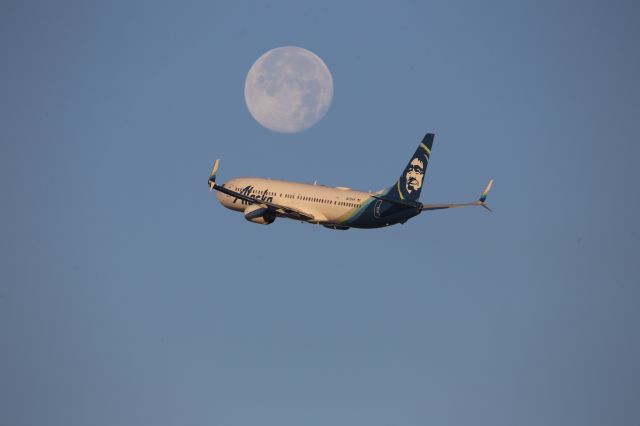 Boeing 737-900 (N278AK)