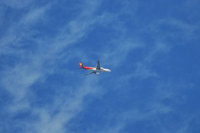 Airbus A330-300 (B-LNR) - 自宅ベランダより撮影。