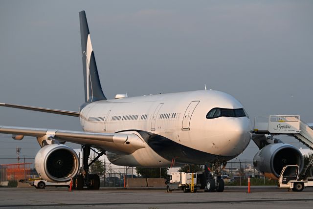 Airbus A330-300 (P4-MLO)