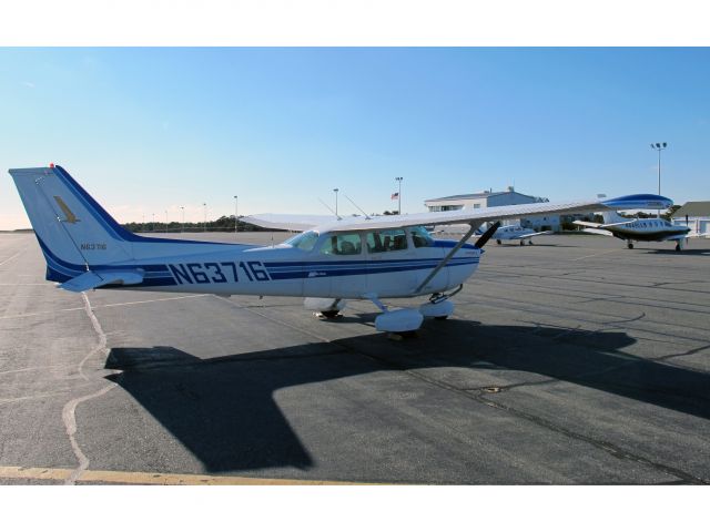 Cessna Skyhawk (N63716) - A sunny day at Nantucket!