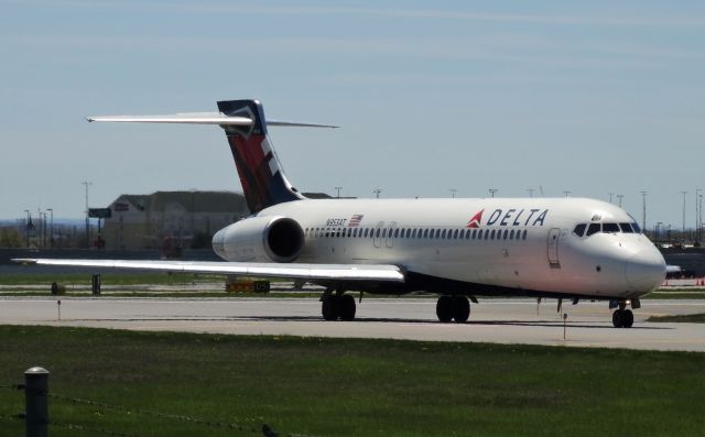 Boeing 717-200 (N953AT) - Delta 717 taxiing on J to runway 23