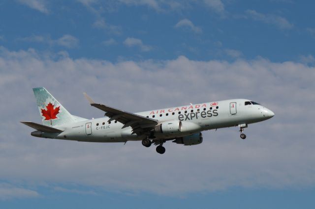 Embraer 170/175 (C-FEJC) - Arriving on runway 24R