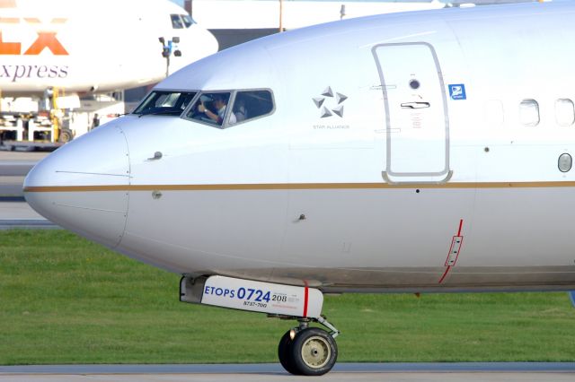 Boeing 737-700 (N27724) - Thumb up from the Captain.