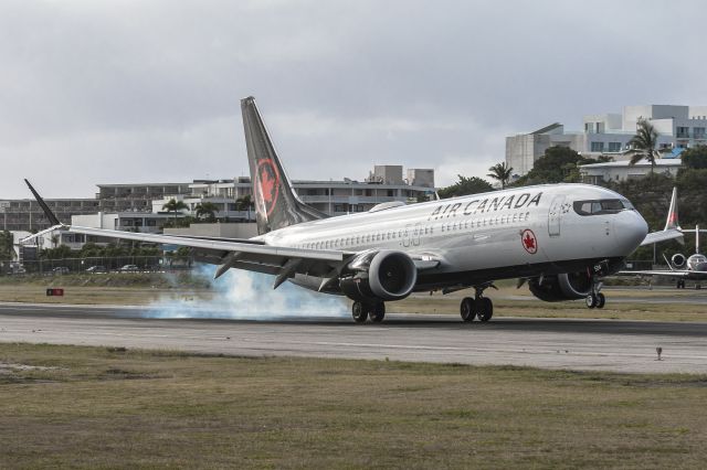 Boeing 737 MAX 8 (C-FSDQ)