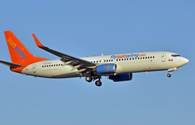 Boeing 737-800 (C-FLSW)