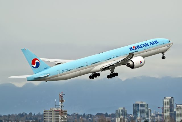 BOEING 777-300 (HL8209)