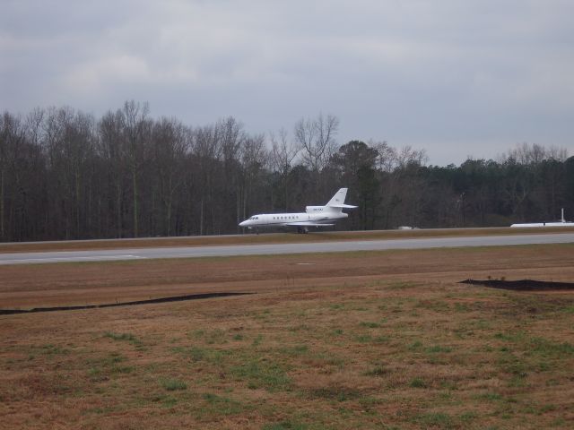 — — - Alan Jacksons plane taxiing to the ramp at Newnan-Coweta. (CCO)
