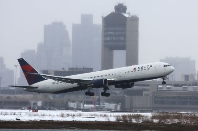 BOEING 767-400 (N836MH) - New England Patriots off to Phoenix to play in the Superbowl.