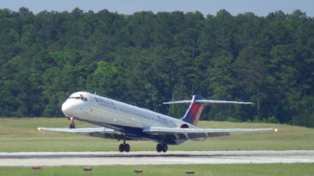 McDonnell Douglas MD-88 (N930DL) - Delta 2274 arriving from Detroit at 3:55 P.M.   Taken June 7, 2015.  