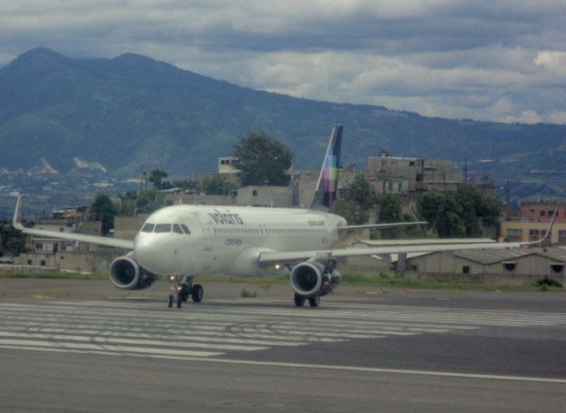 Airbus A320 (N527VL)