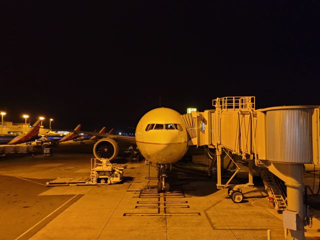 BOEING 777-300 (N2140U) - UAL1176 preparing to take on passengers for a red eye from HNL to SFO.