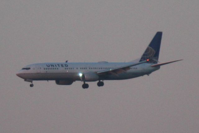 Boeing 737-900 (N62895) - Runway: 28C. Operating as UAL2016 on 1/27/2018