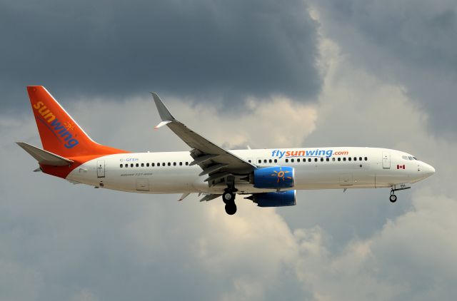 Boeing 737-800 (C-GFEH) - On final for Rwy 24R Pearson.