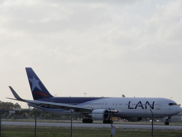 BOEING 767-300 (CC-CWN)